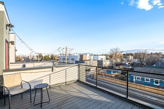 Building Photo - 1 Bed 1.5 Bath Townhome in West Highland Available!