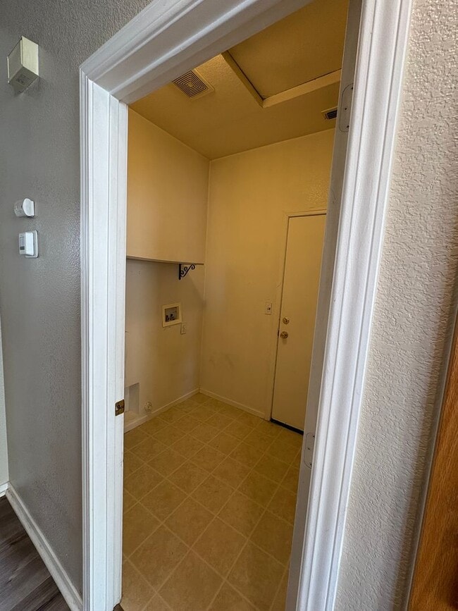 Building Photo - Beautiful 3bed/2bathroom Home in West Sac