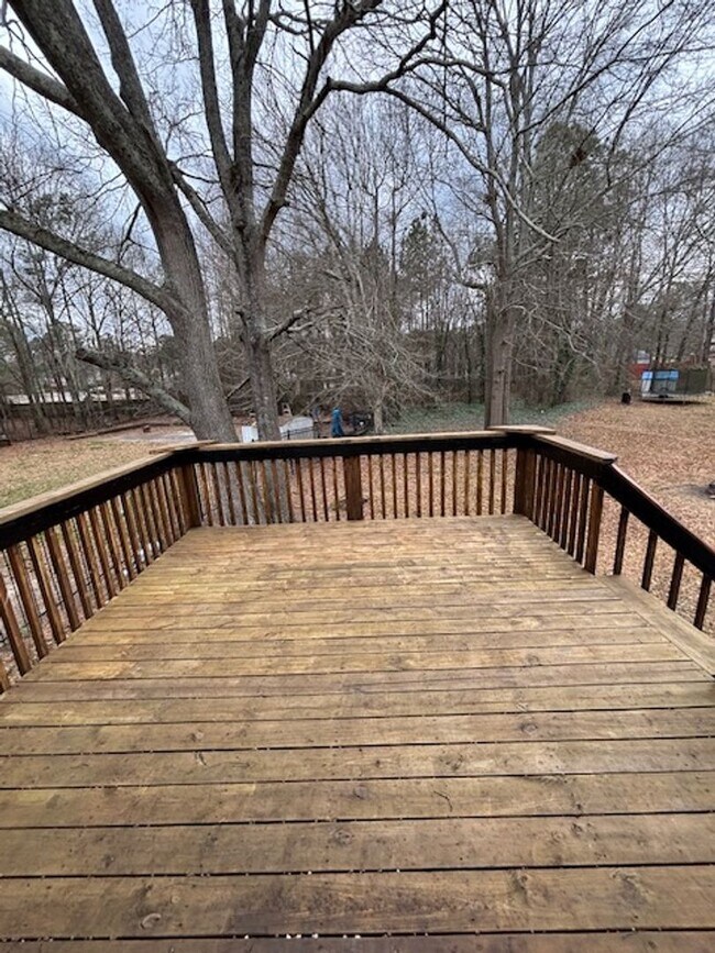 Building Photo - Updated Remodeled Large Open Split-Level Home with Full Finished Basement!