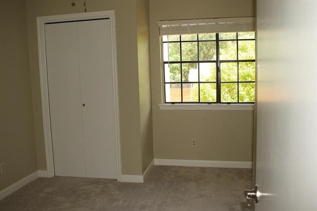 Building Photo - 2503 Monarch Dr