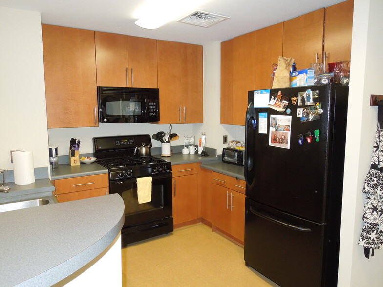 Kitchen - 1390 Kenyon St NW