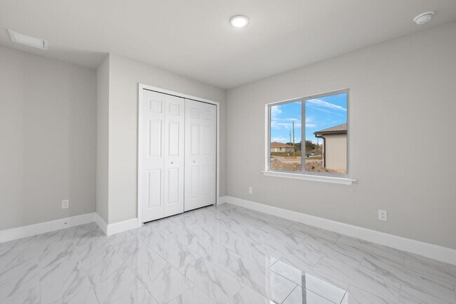 Building Photo - 2213 Kenneth Ave S