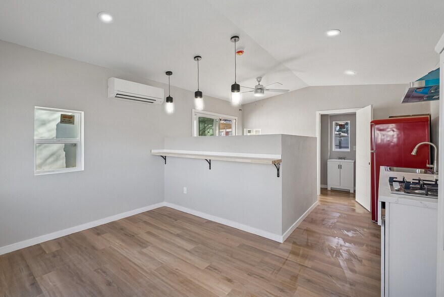 Building Photo - 890 E Ash St