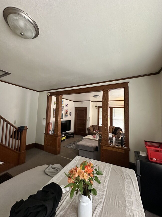 Building Photo - 6 bedroom 2 bath Duplex - available for Ju...