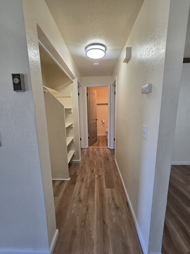 Building Photo - 581 Malibu Dr SE