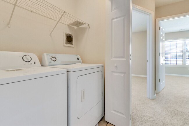 Building Photo - 3 Bed, 2. 5 Bath Like New Townhome in Richmond Hill