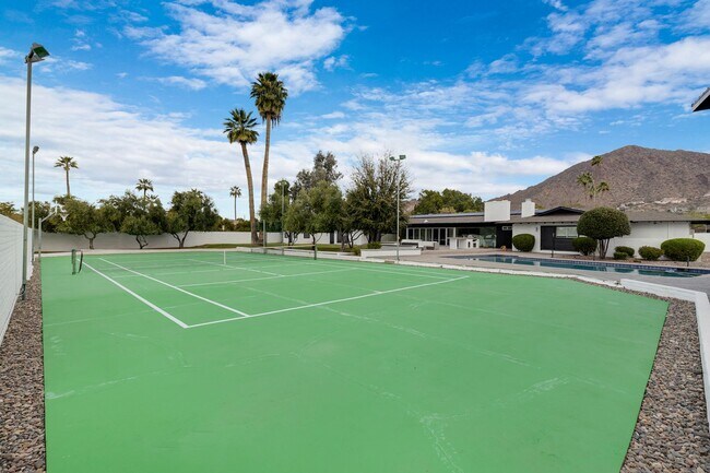 Building Photo - Mid-century modern home in Arcadia with pr...