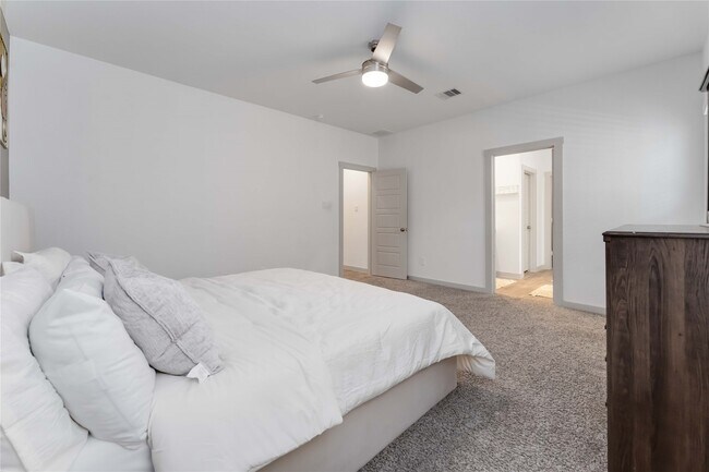Building Photo - 12812 Barnsbury Ln