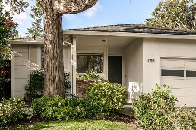 Primary Photo - Beautiful 3 Bedroom / 2 Bath Single Family...