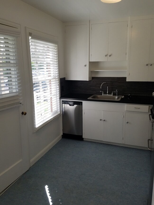 Interior Photo - Broadmoor Manor