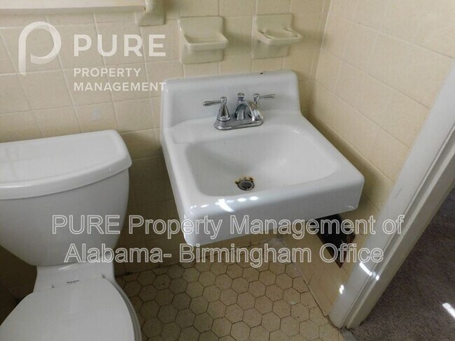 Building Photo - 117 22nd Ave NE