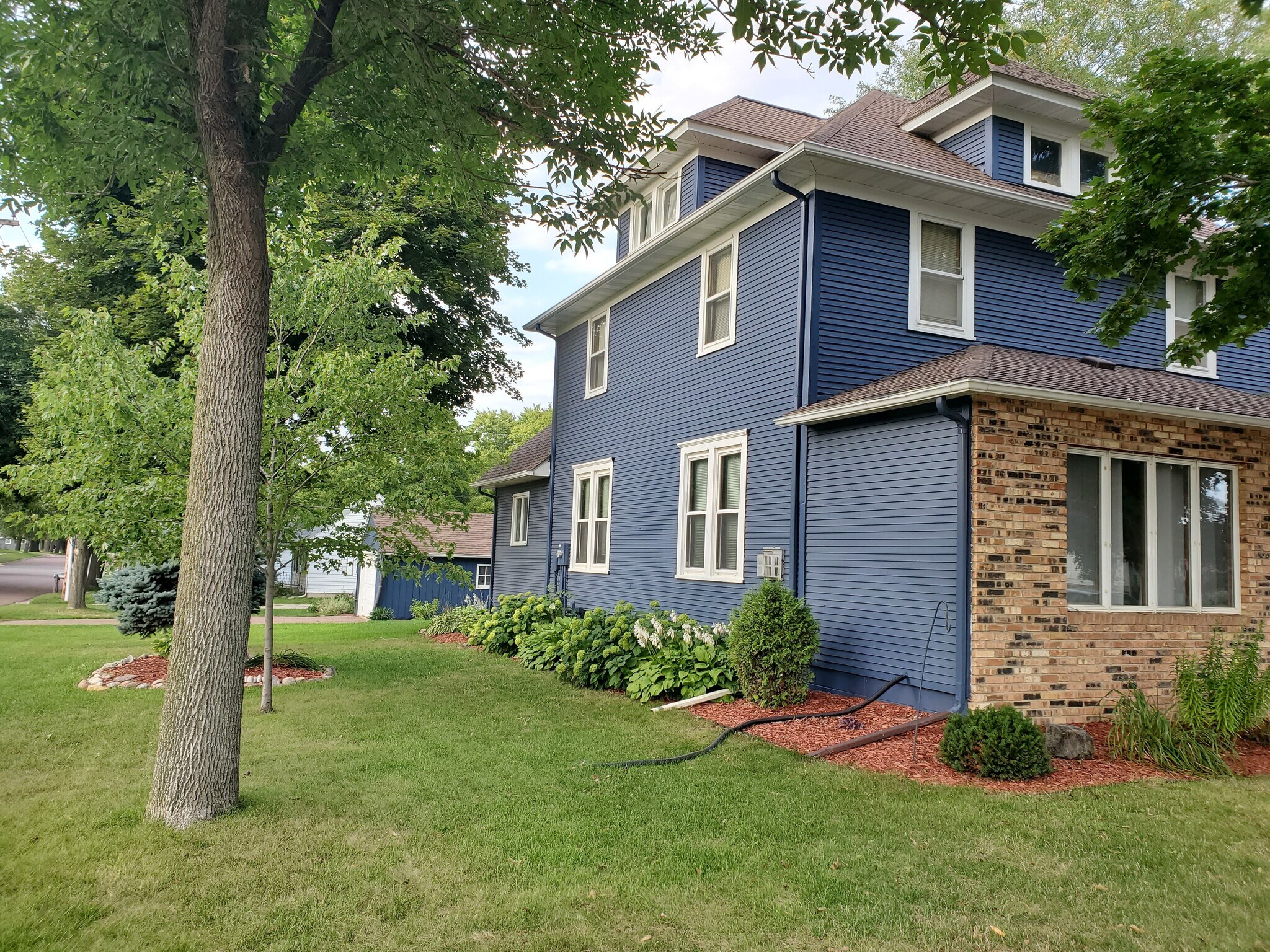 Building Photo - 502 E 1st St S