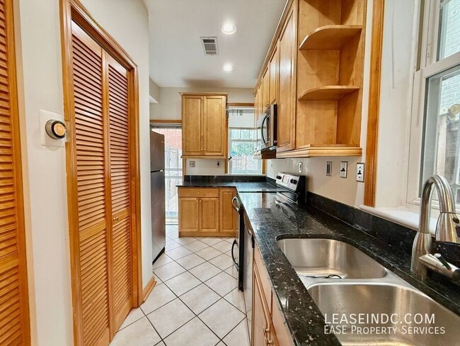 Building Photo - 2011 4th St NW