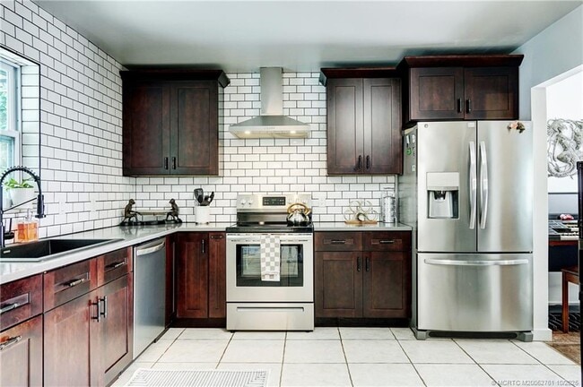 Building Photo - 905 SE Flamingo Ave