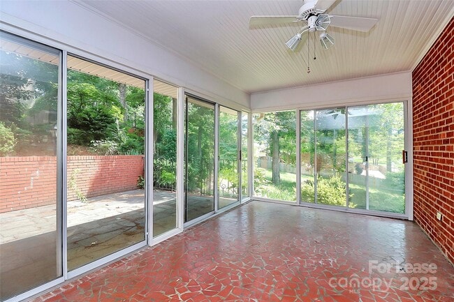 Building Photo - 207 Oak Dr