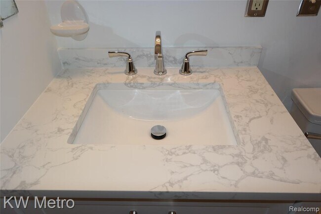 Building Photo - 630 Ann St