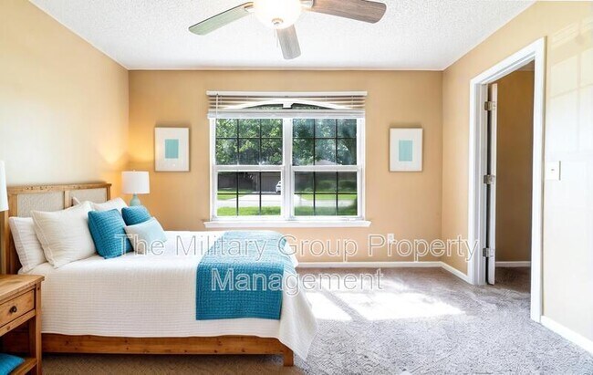 Building Photo - 12565 Long Lake Ct
