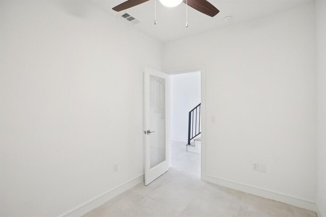 Building Photo - 302 Tesla Cir