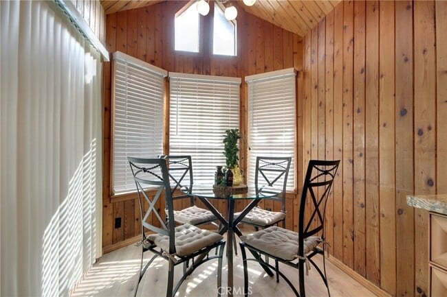 Building Photo - 430 E Country Club Blvd