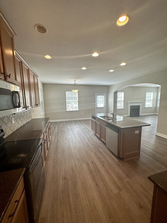 Building Photo - Spacious Home in The Cascades