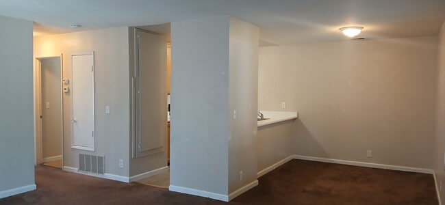 Building Photo - Tabor Oaks