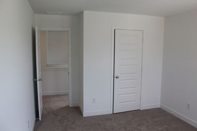 Building Photo - Available Now! Brand New 5 BR Lennar Home ...