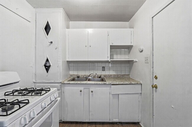 Building Photo - 79904$600 rent. Water and trash included in this 1 bedroom 1 bath apartment.