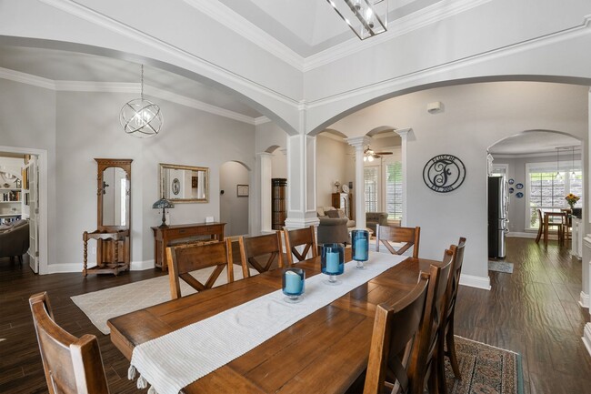 Building Photo - Luxury Living