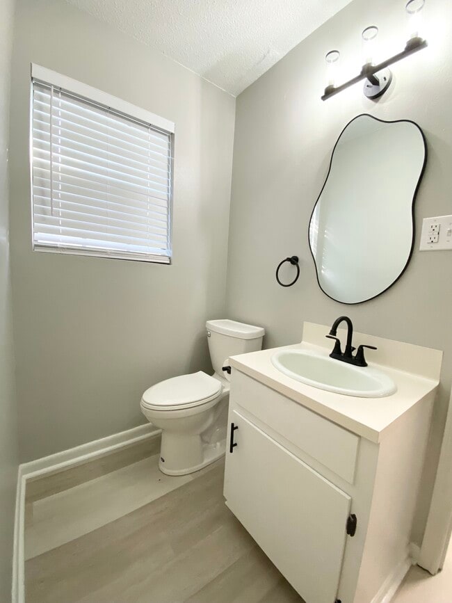 Building Photo - 120 Sis Ln