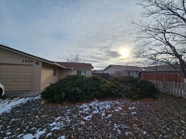 Building Photo - Updated 2 bedroom/1 bathroom apartment wit...