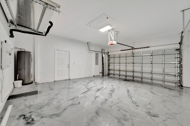 Building Photo - Convenient Central Location - 4 Bedroom + ...