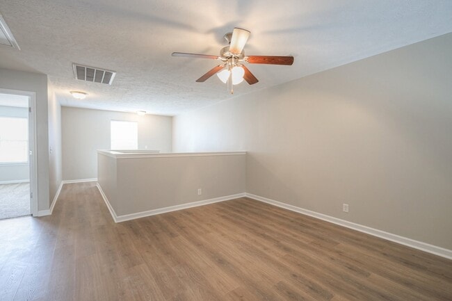 Building Photo - 911 Dahlia Dr