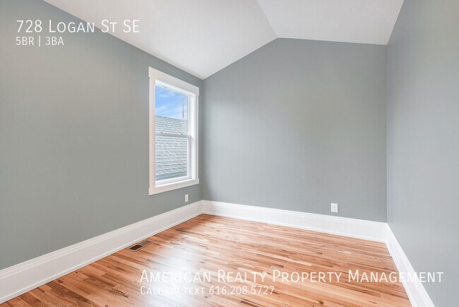 Building Photo - 728 Logan St SE