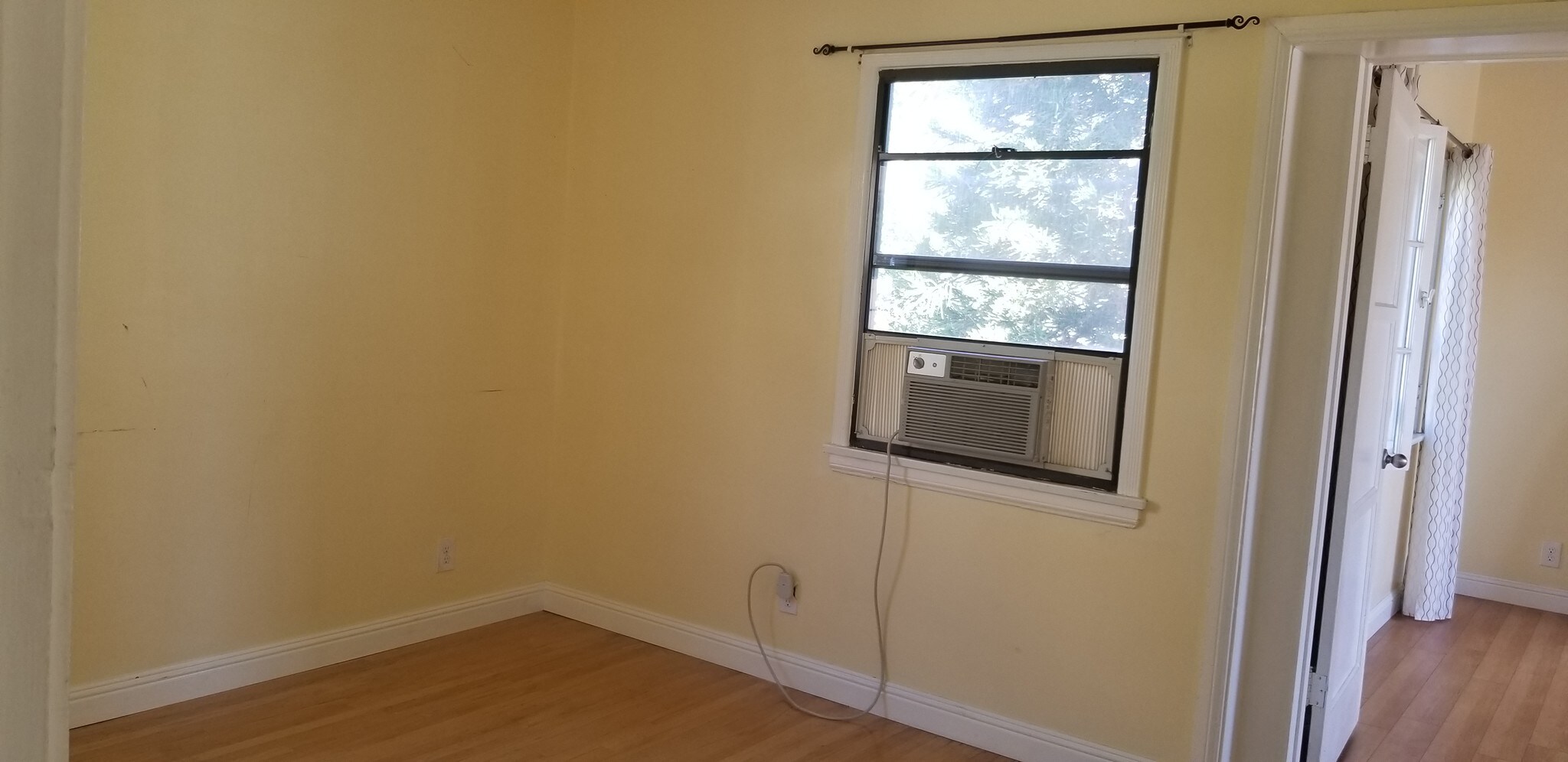 Building Photo - 1033 E Glenoaks Blvd