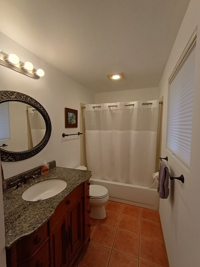 Building Photo - Rare Lakefront Retreat