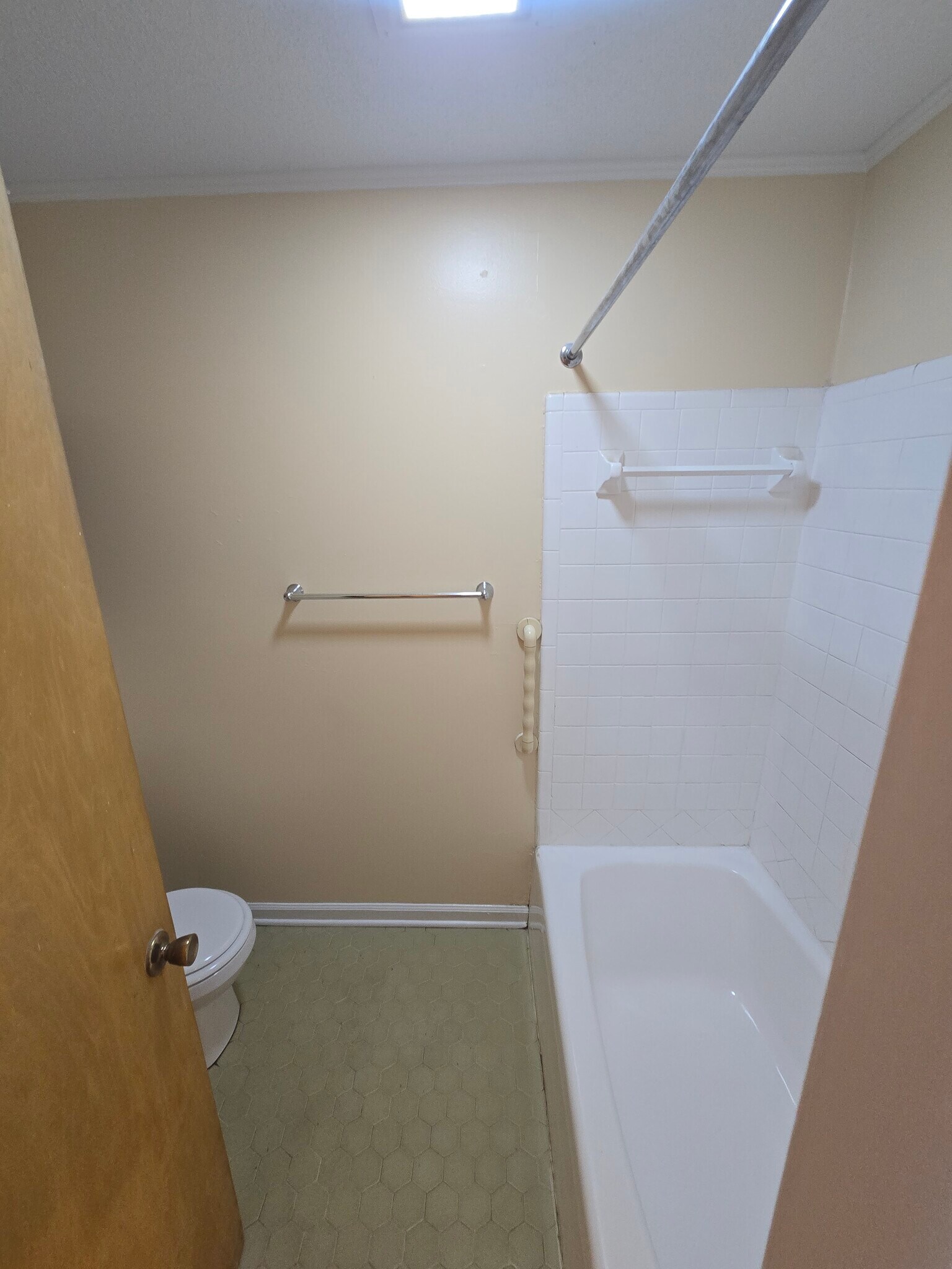 Building Photo - 2201 Brentwood Dr NW