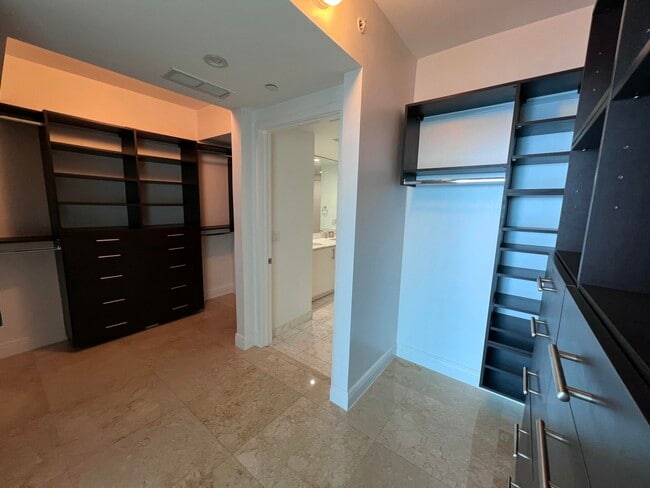 Building Photo - 1331 Brickell Bay Dr