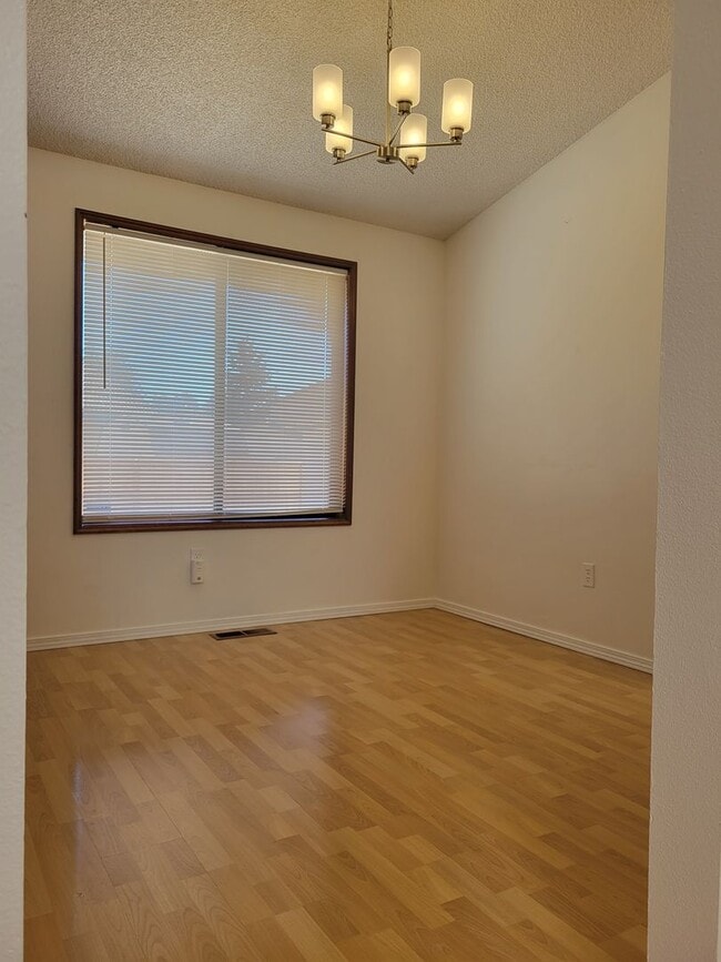 Building Photo - ? Spacious 3-Bedroom Rambler with Vaulted ...