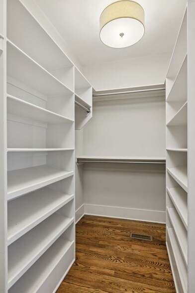 Building Photo - 2310 Vaulx Ln