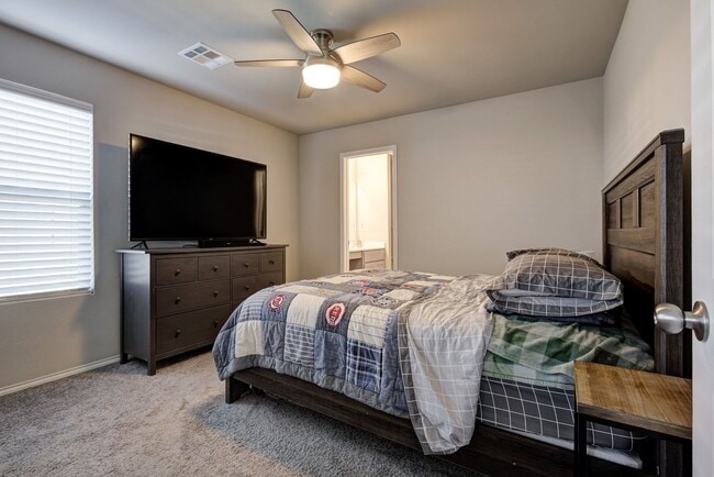 Building Photo - 3 bed 2 bath 2 car garage only two years o...