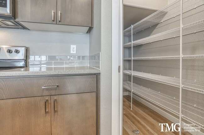 Building Photo - Gorgeous End Unit Townhome w/ 3 Bedroom 2.5 Bath!