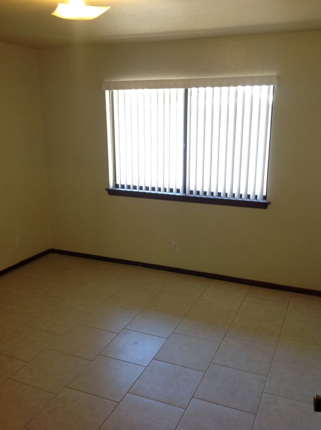 Building Photo - 3 BEDROOM HOME IN SPRING VALLEY LAKE!