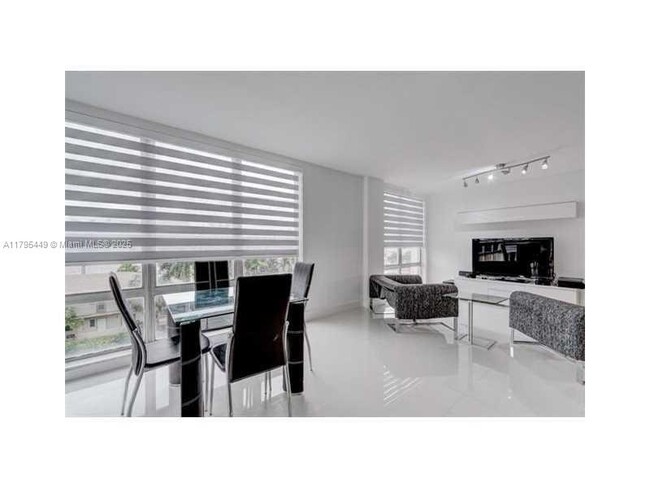Building Photo - 9800 W Bay Harbor Dr