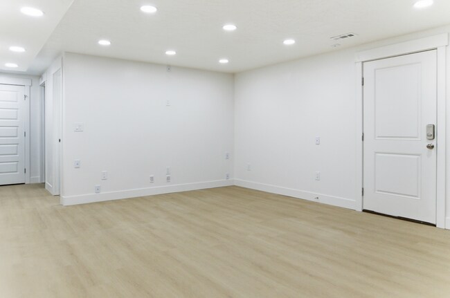 Building Photo - 4634 E Silver Moon Dr