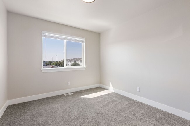 Building Photo - AMMON 3 BED 2 BATH TOWNHOME WITH 2 STALL G...
