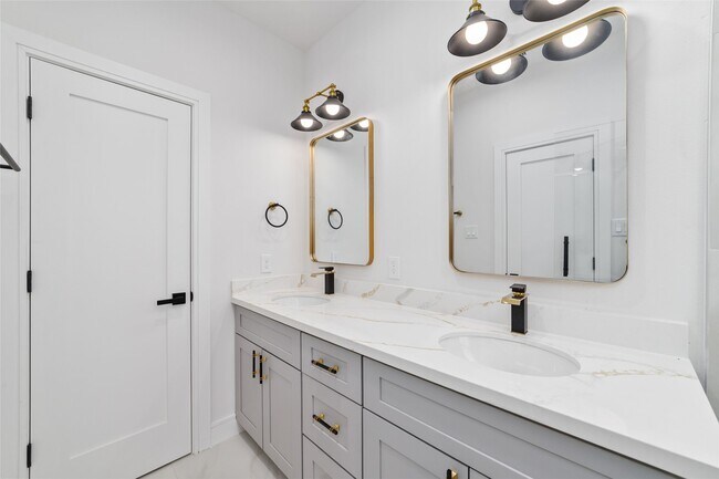 Building Photo - 6717 England St