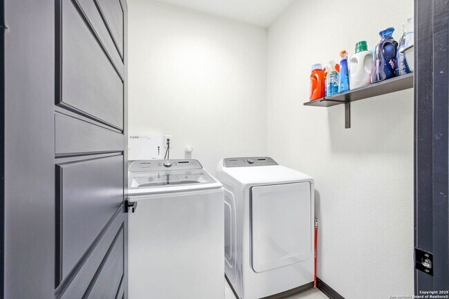 Building Photo - 418 Tawny Oak Cir