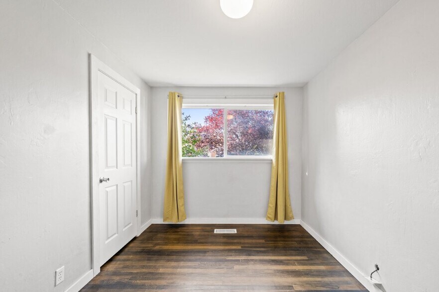 Building Photo - 1024 1st St