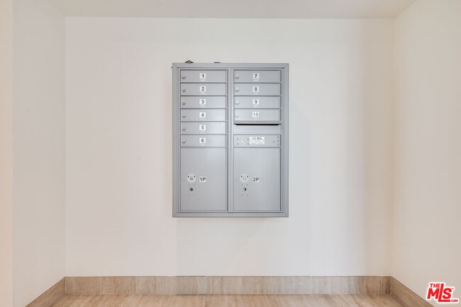 Building Photo - 1414 S Beverly Dr