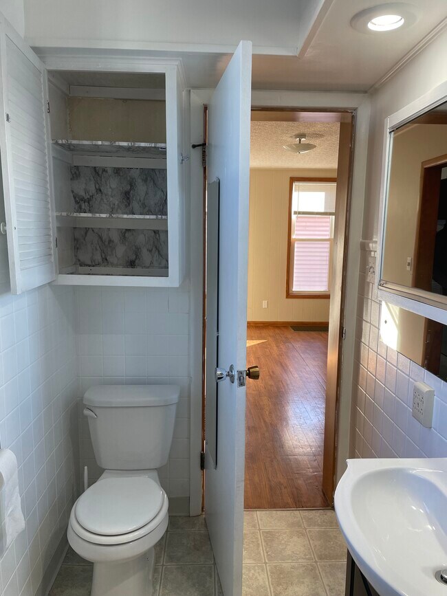 Building Photo - 556 E 5th St